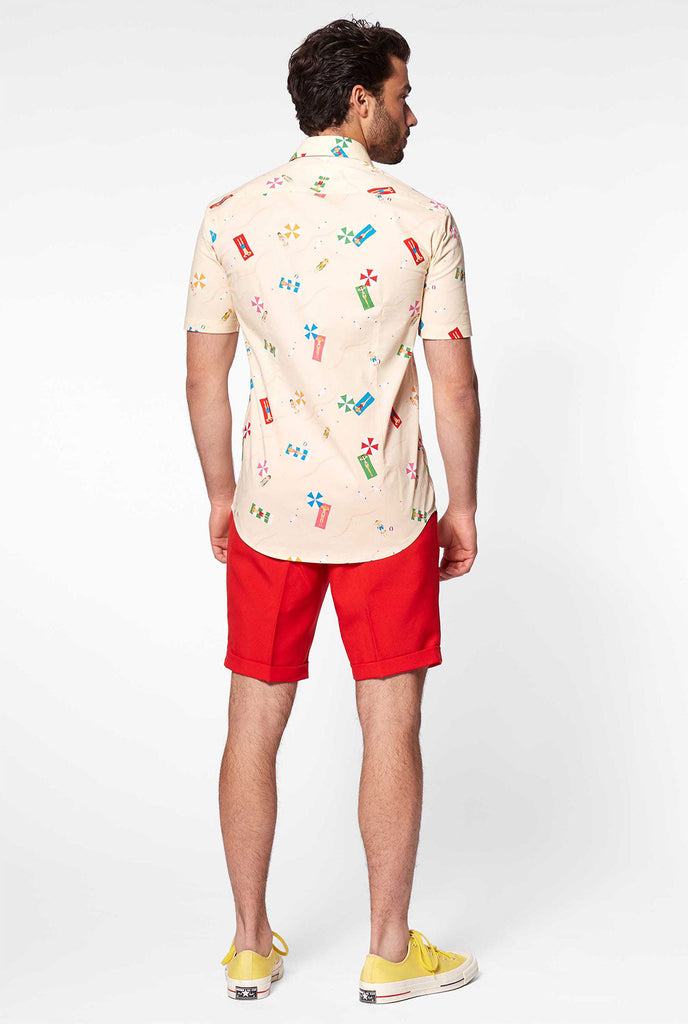 Man draagt ​​een zomerhemd met strandpictogrammen, bekijk vanaf de achterkant
