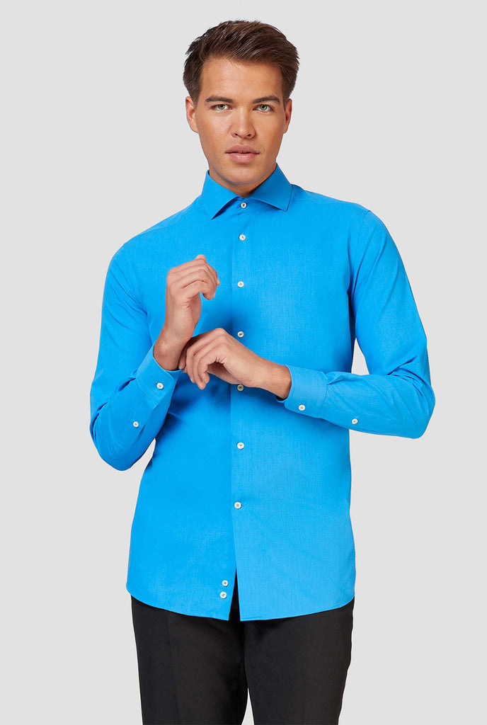 Blauw shirt met lange mouwen gedragen door de mens - close -up