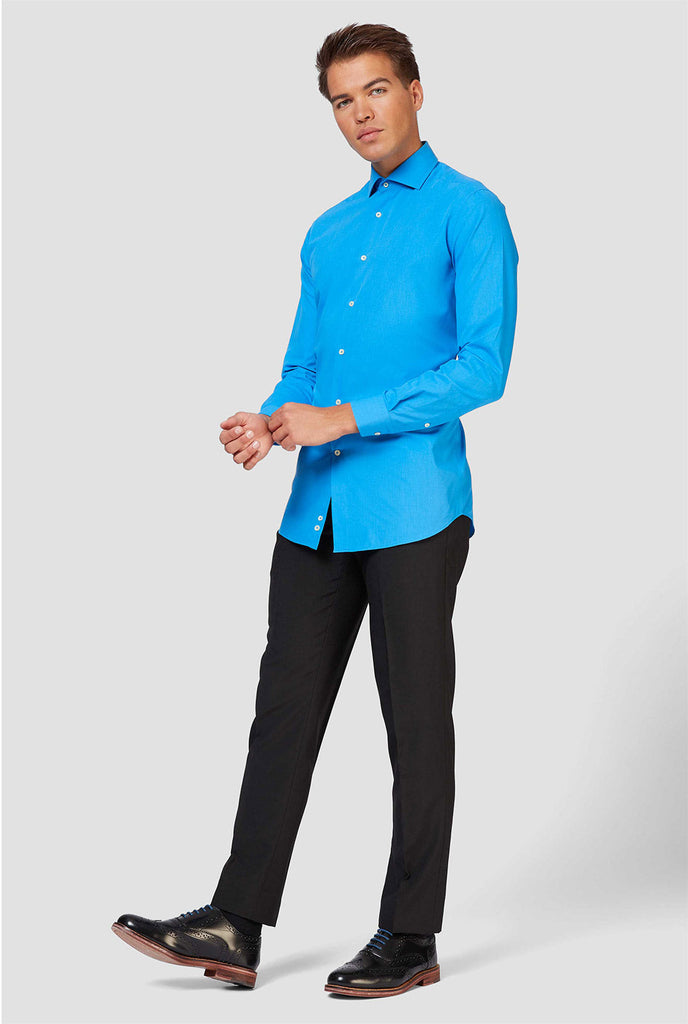 Blauw shirt gedragen door de mens