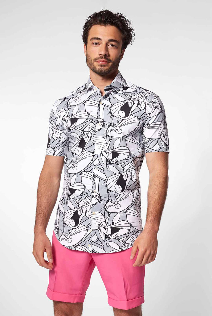 Man draagt ​​een zomerhemd met bugs bunny Warner Bros print