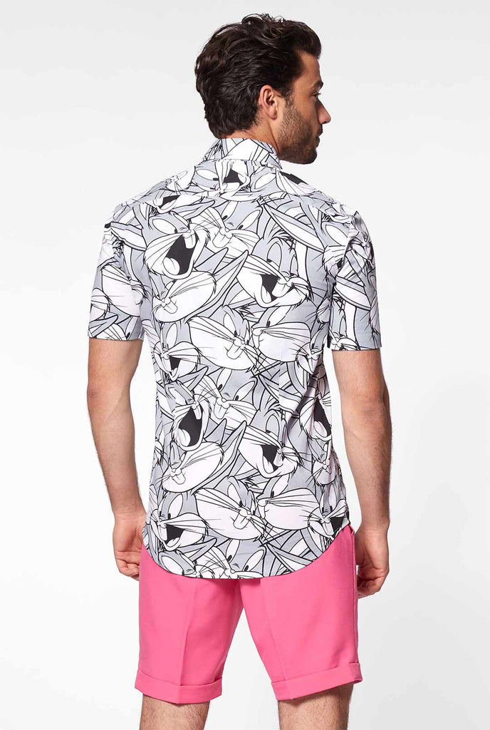 Man draagt ​​een zomerhemd met bugs bunny Warner Bros print, bekijk vanaf de achterkant