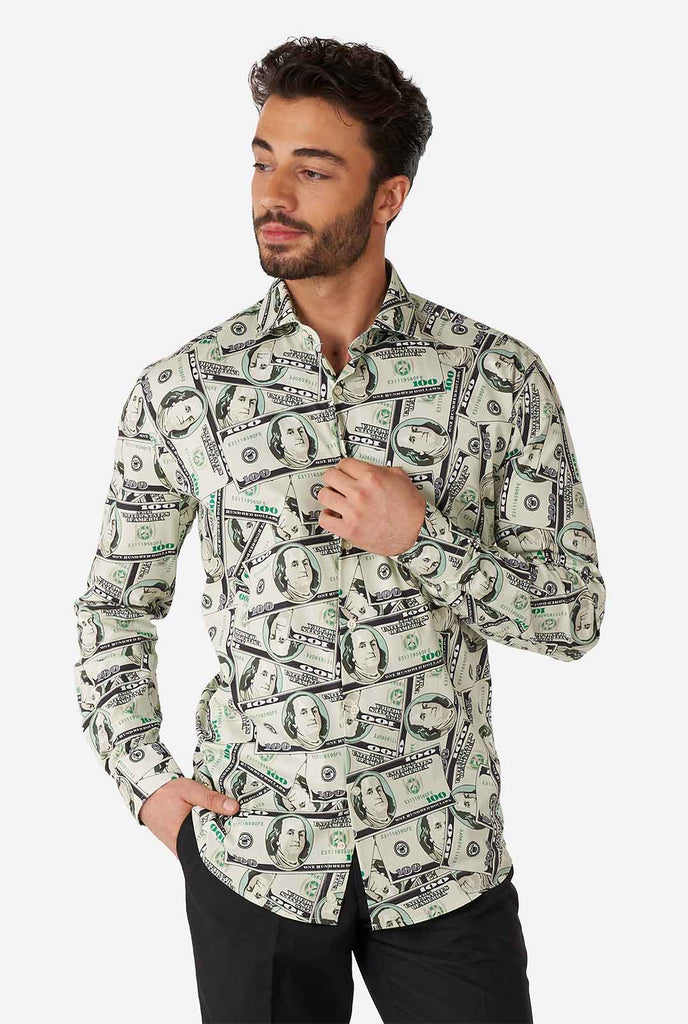 Man draagt ​​shirt met dollar print