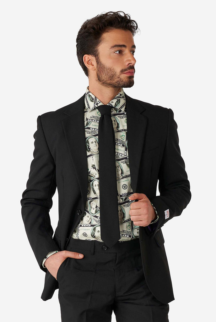 Man draagt ​​shirt met dollarprint en zwart pak