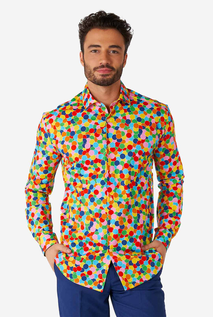 Man draagt ​​meerdere kleuren overhemd met confetti -print