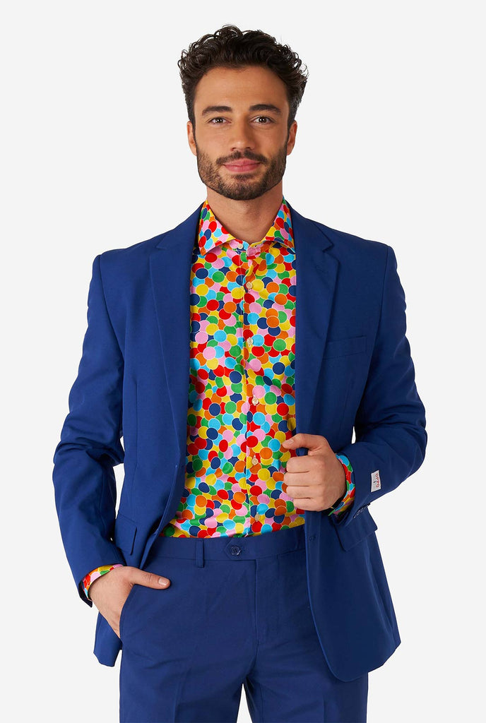Man draagt ​​meerdere kleuren overhemd met confetti -print en blauwe herenpak