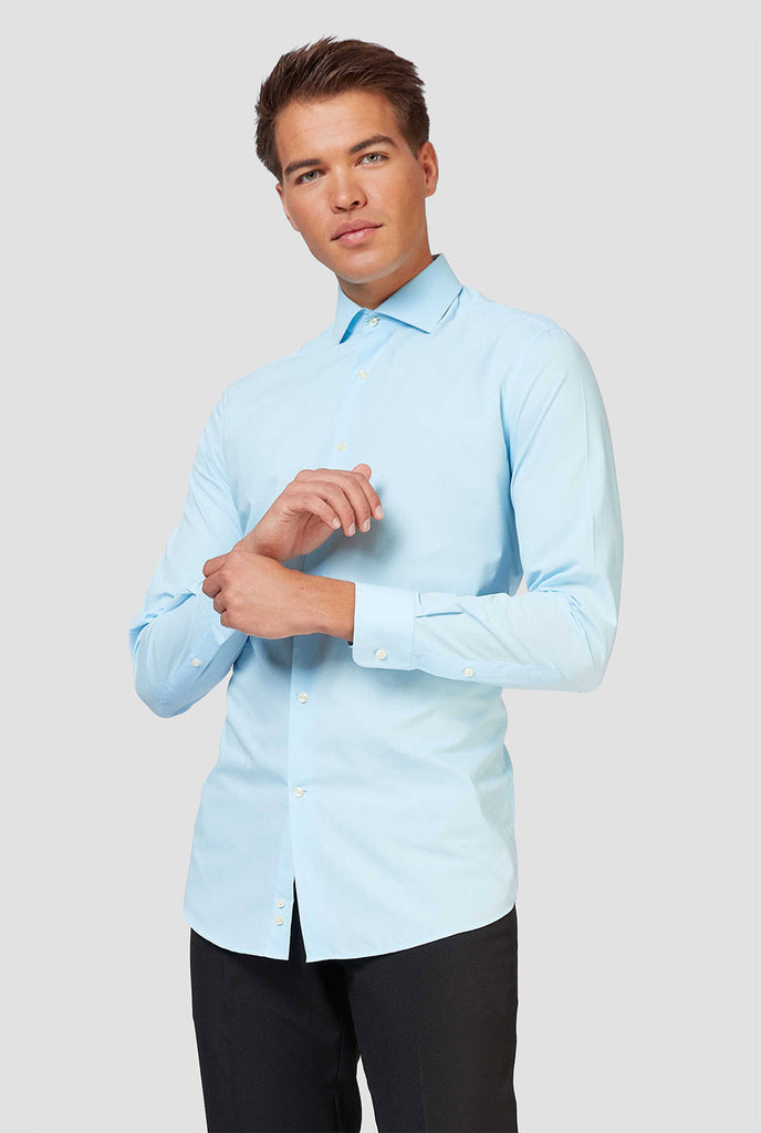 Man draagt ​​een lichtblauw overhemd