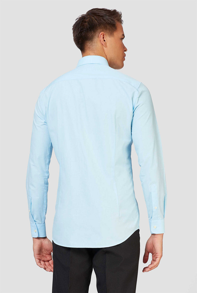 Man draagt ​​een lichtblauw overhemd, bekijk vanaf de achterkant