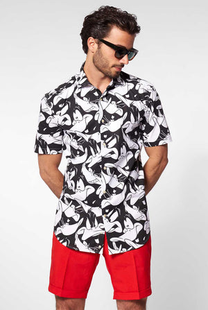 Man draagt ​​een zomerhemd met Daffy Duck Looney Tunes Print