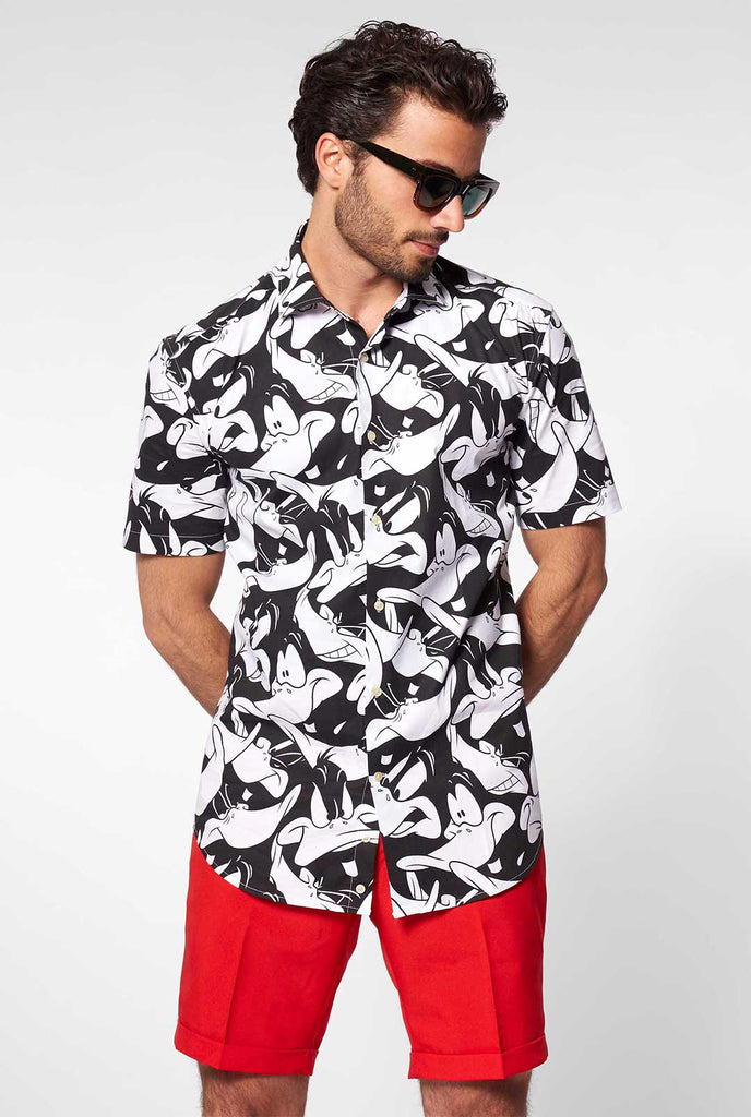 Man draagt ​​een zomerhemd met Daffy Duck Looney Tunes Print