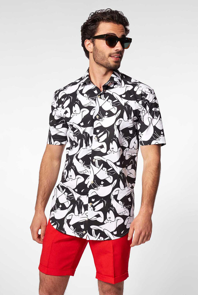 Man draagt ​​een zomerhemd met Daffy Duck Looney Tunes Print