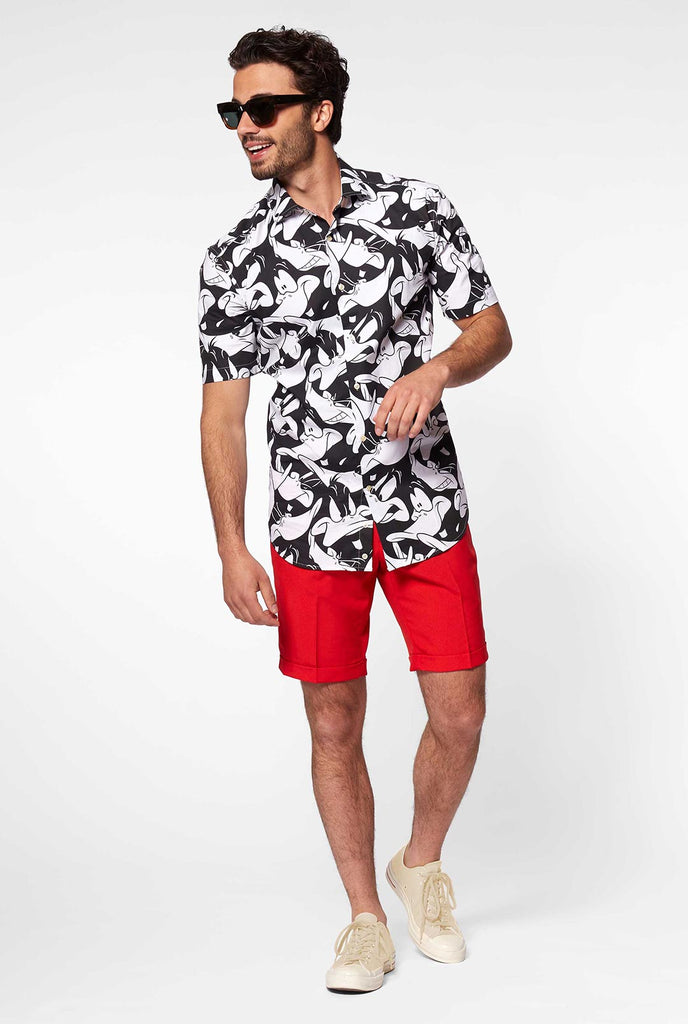 Man draagt ​​een zomerhemd met Daffy Duck Looney Tunes Print