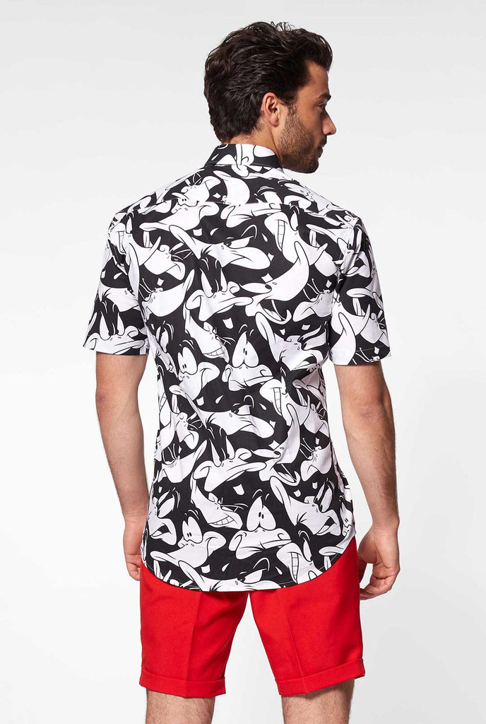 Man draagt ​​een zomerhemd met Daffy Duck Looney Tunes Print, bekijk vanaf de achterkant