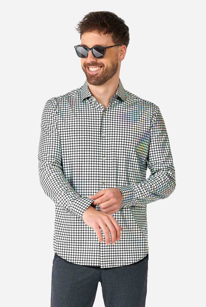 Man draagt ​​overhemd met spiegel discobale print