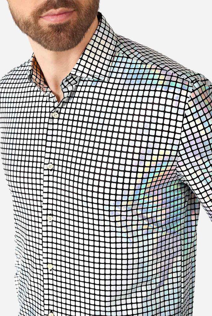 Man draagt ​​overhemd met spiegel discobale afdrukken, close -up