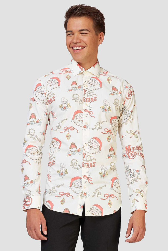 Man draagt ​​een off-witte overhemd met kerstpictogrammen