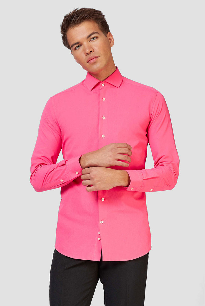 Man draagt ​​roze overhemd