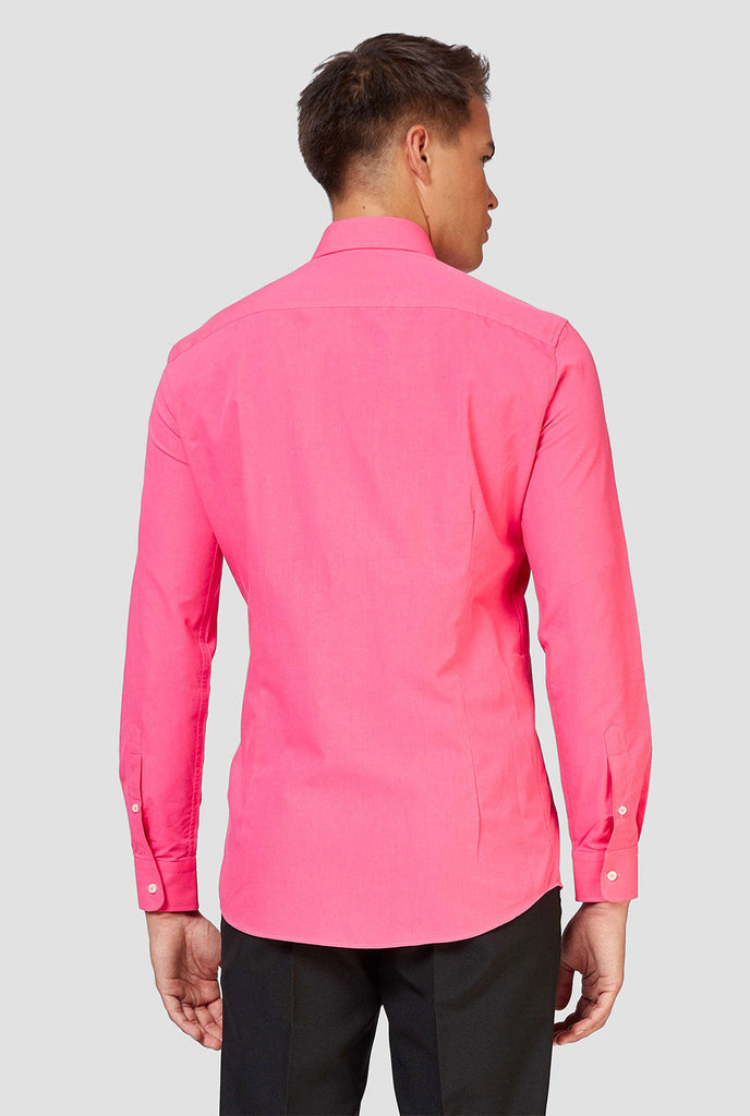 Man draagt ​​een roze overhemd, bekijk vanaf de achterkant