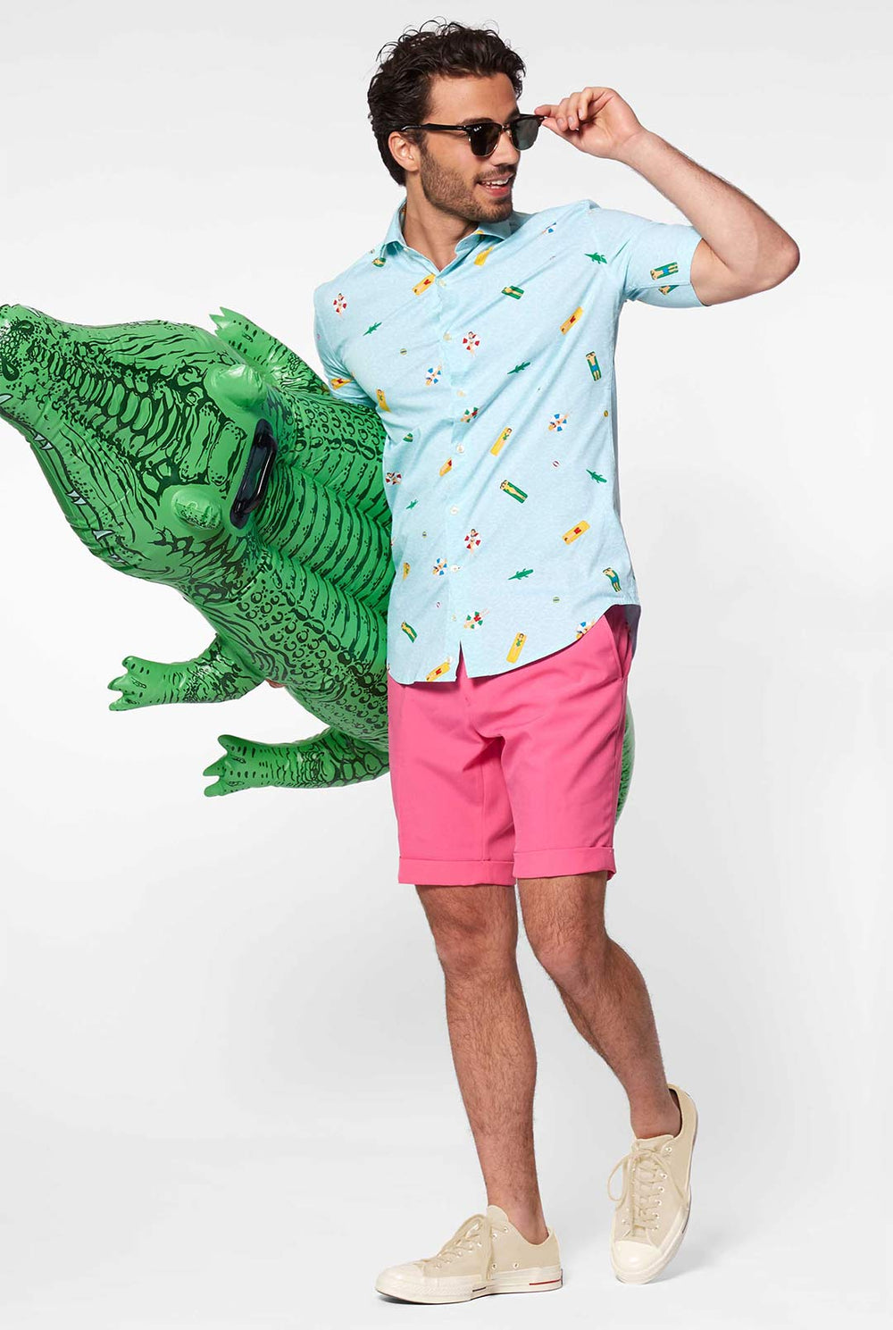 Man draagt ​​lichtblauwe shirt met korte mouwen met poolpictogrammen