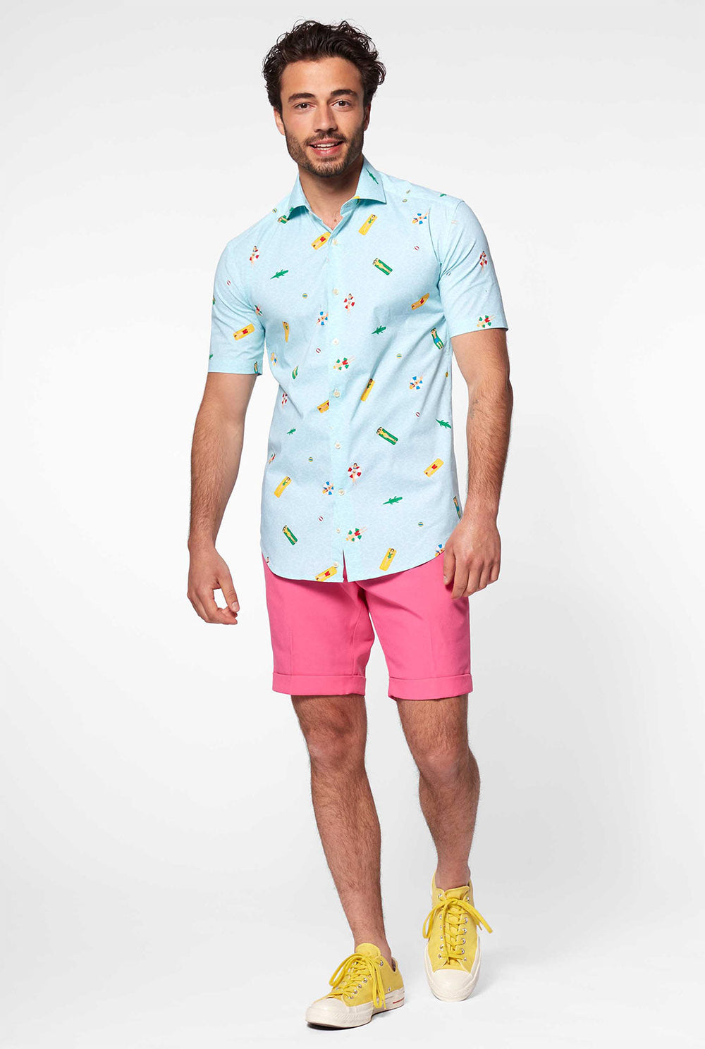 Man draagt ​​lichtblauwe shirt met korte mouwen met poolpictogrammen