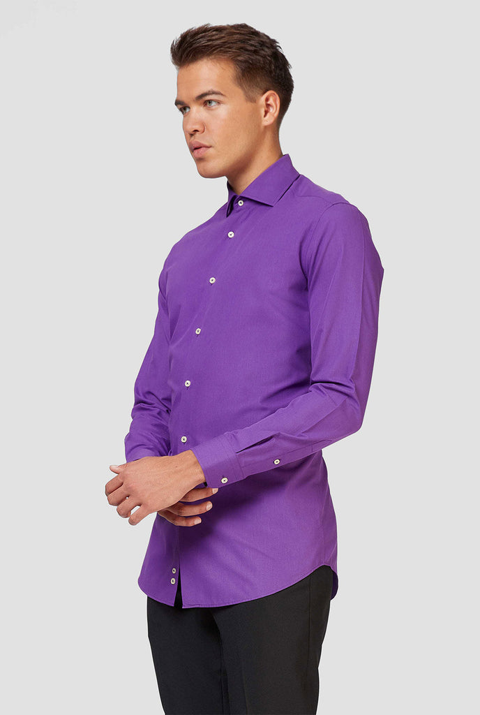 Man draagt ​​een paars overhemd