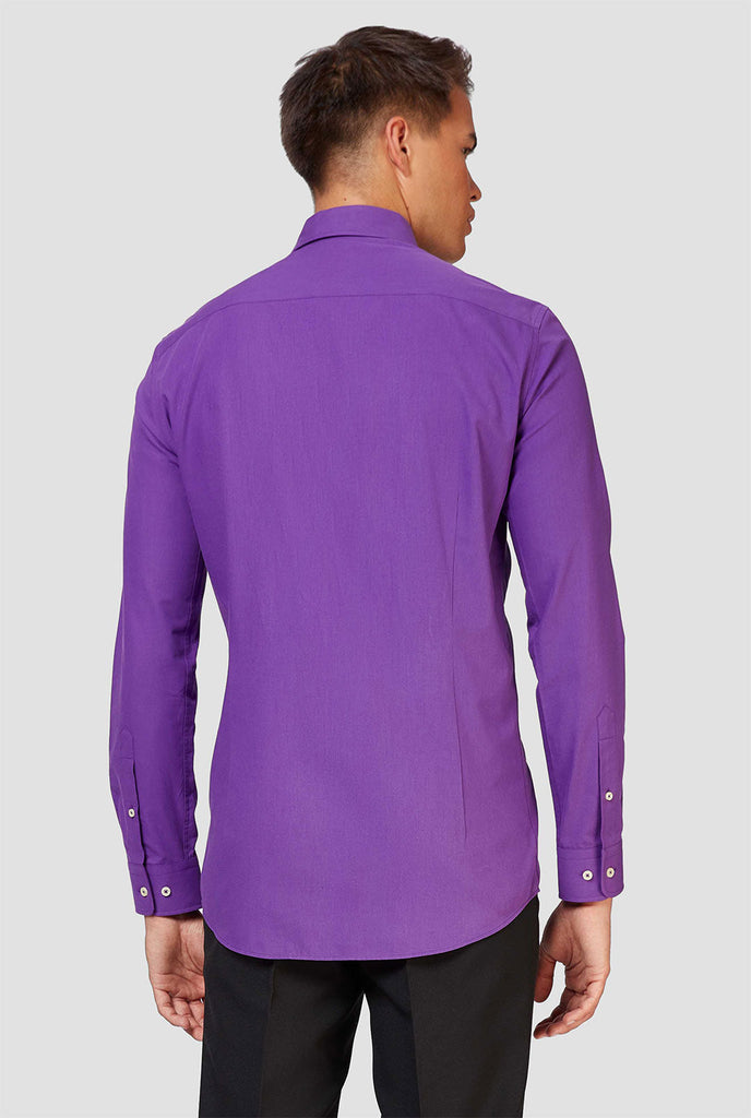 Man draagt ​​een paars overhemd, bekijk vanaf de achterkant