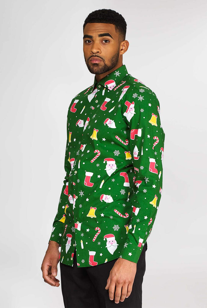 Man draagt ​​groene kerst overhemd met kerstpictogrammen