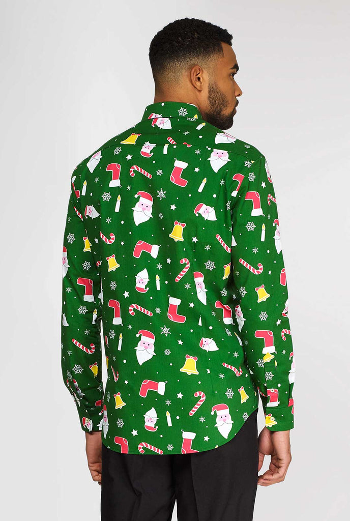 Man draagt ​​groen kerst over shirt met kerstpictogrammen, bekijk vanaf de achterkant