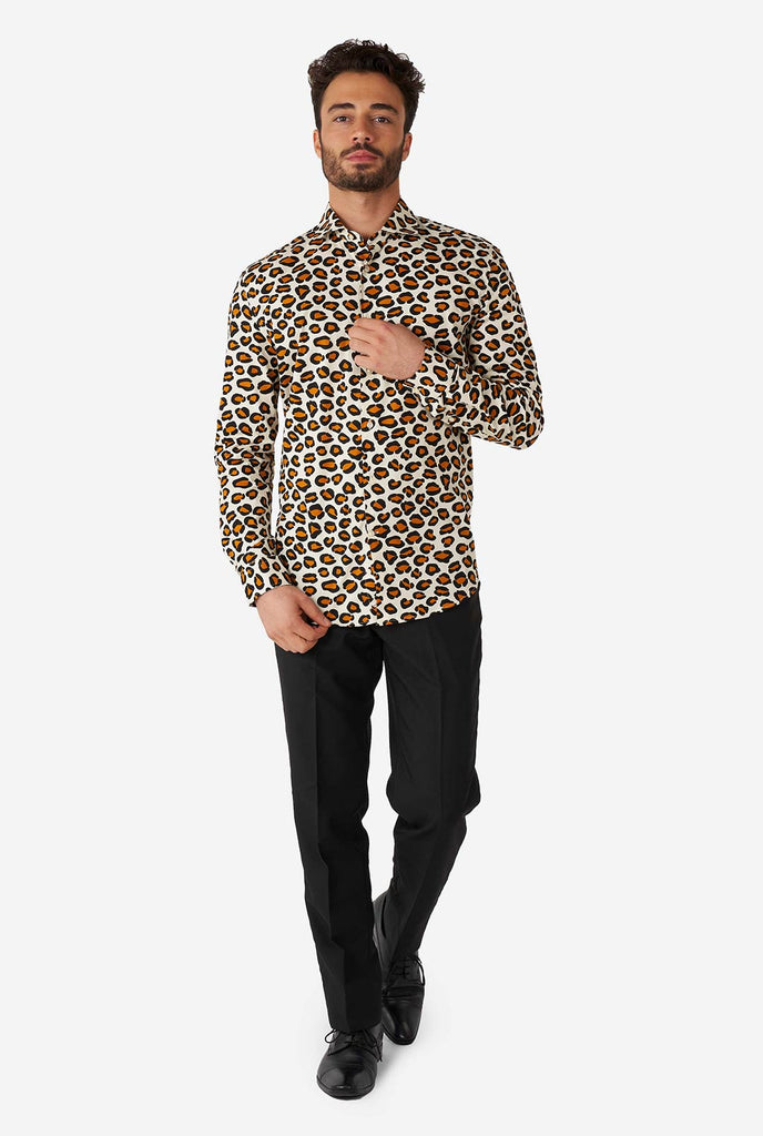 Man draagt ​​een overhemd met luipaard-print