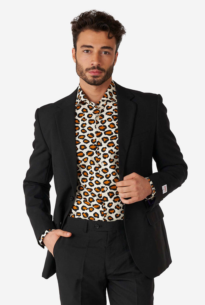 Man draagt ​​een overhemd met luipaard-print