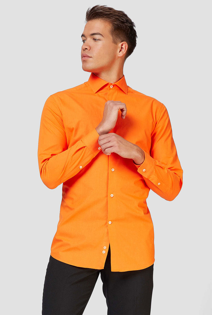 Man draagt ​​oranje overhemd