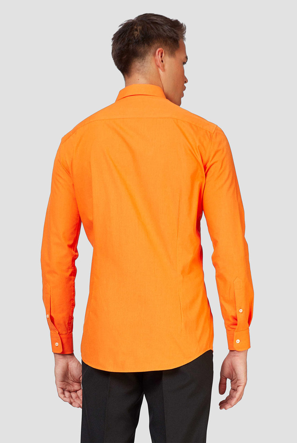 Man draagt ​​oranje overhemd