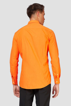 Man draagt ​​oranje overhemd, bekijk vanaf de achterkant