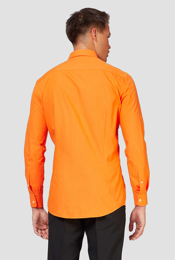 Man draagt ​​oranje overhemd, bekijk vanaf de achterkant