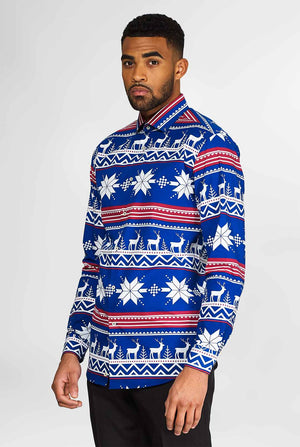Man draagt ​​een blauw overhemd met Noordse kerstthema