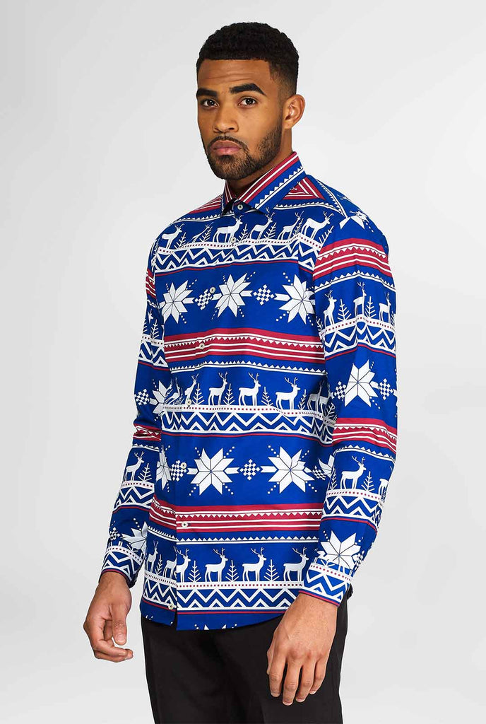 Man draagt ​​een blauw overhemd met Noordse kerstthema
