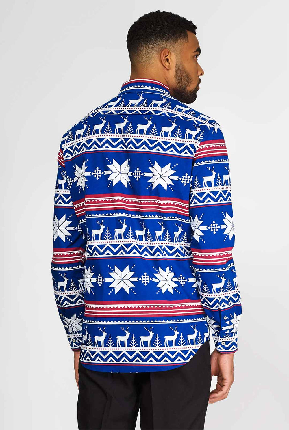 Man draagt ​​een blauw overhemd met Noordse kerstthema