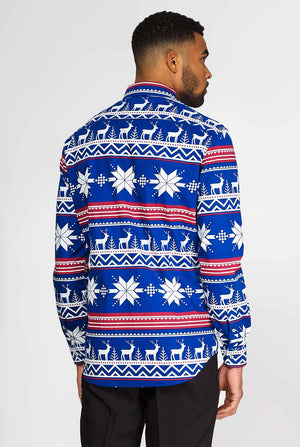 Man draagt ​​een blauw overhemd met Noordse kerstthema, bekijk vanaf de achterkant