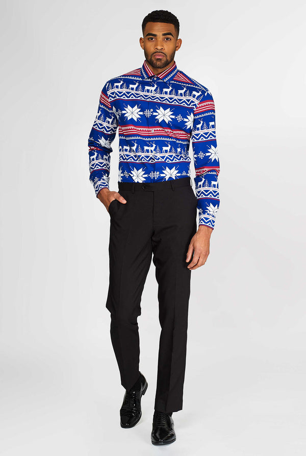 Man draagt ​​een blauw overhemd met Noordse kerstthema