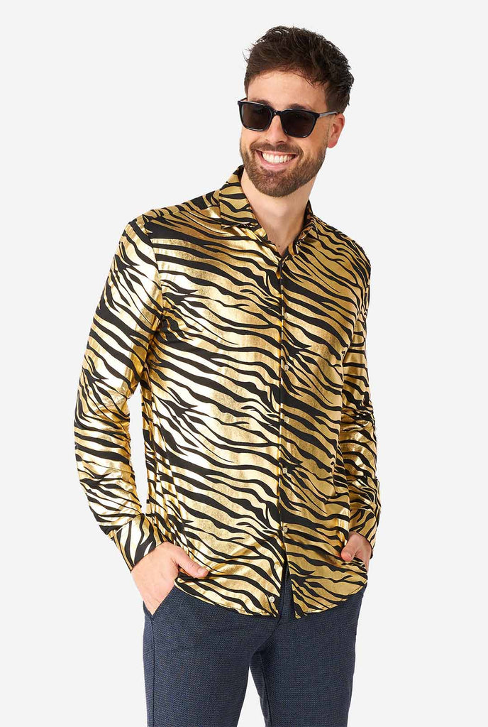 Man met een gouden overhemd met tijgerstrepen