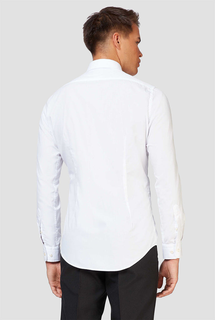 Man draagt ​​een wit overhemd, bekijk vanaf de achterkant