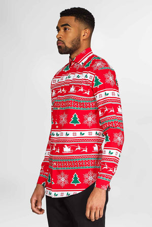 Man draagt ​​een rood kerstshirt