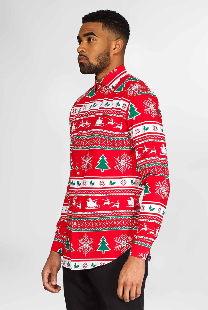 Man draagt ​​een rood kerstshirt