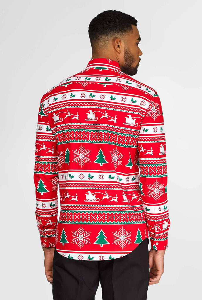 Man draagt ​​een rood kerstshirt, bekijk vanaf de achterkant