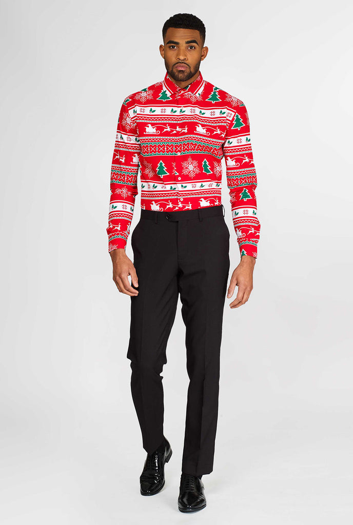 Man draagt ​​een rood kerstshirt