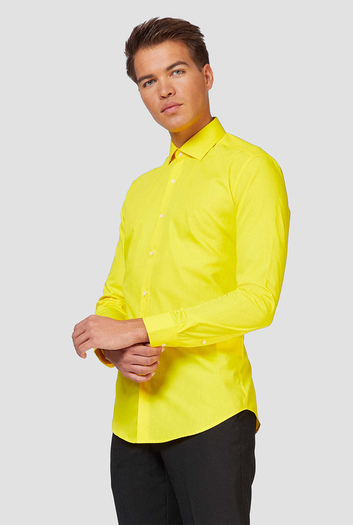 Man draagt ​​een geel overhemd