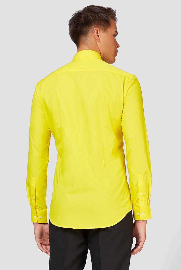Man draagt ​​een geel overhemd, bekijk vanaf de achterkant