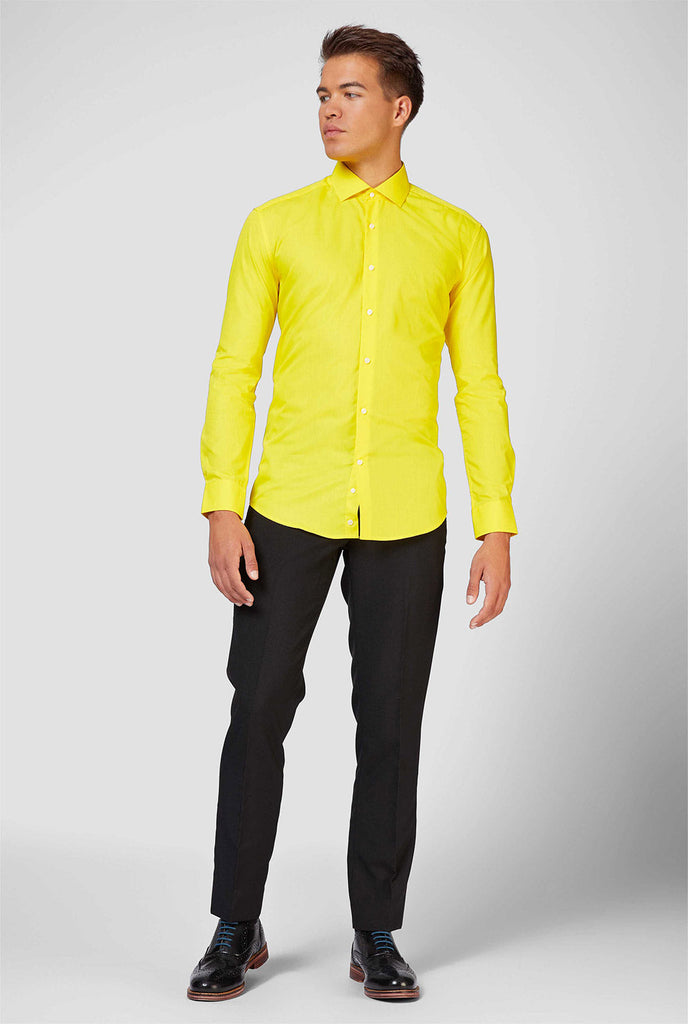 Man draagt ​​een geel overhemd
