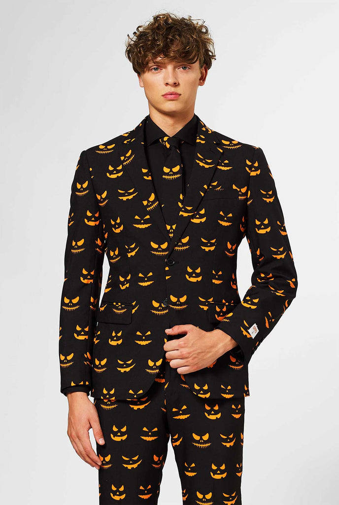 Zwart Halloween -pak met oranje pompoen gezichten afdrukken gedragen door de mens