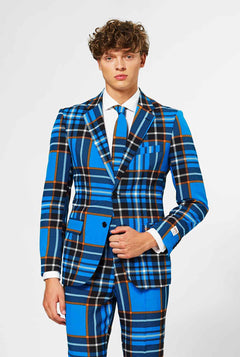 Man draagt ​​blauwe tartan herenpak