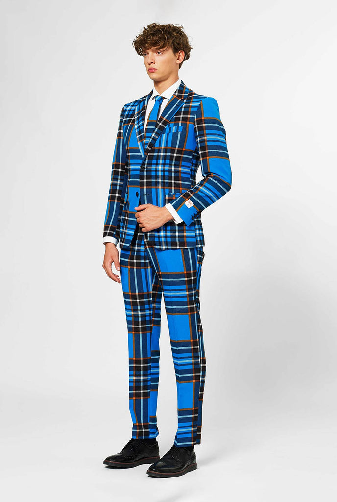Man draagt ​​blauwe tartan herenpak